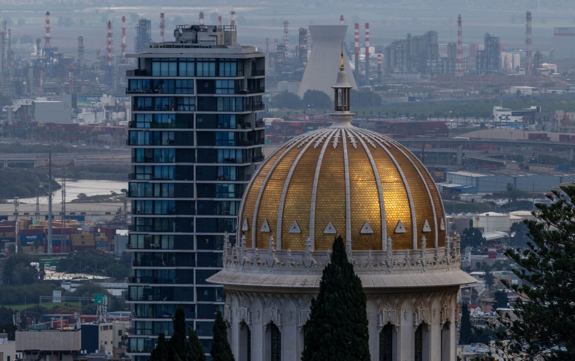 מקדש "כיפת הזהב", מבט מרחוב שניים בנובמבר (צילום: אבי אלבאום)