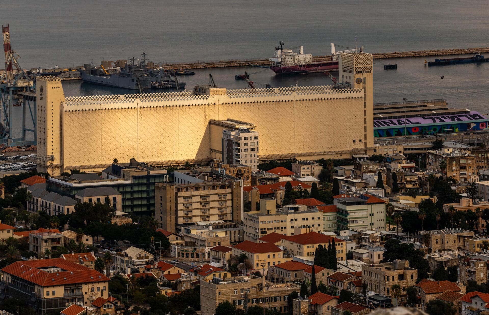 ממגורות דגון, מבט מרחוב שניים בנובמבר (צילום: אבי אלבאום)