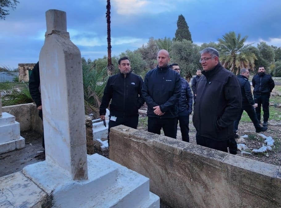 השר בן איתמר בן גביר ליד הקבר בנשר (צילום: אלבום פרטי)