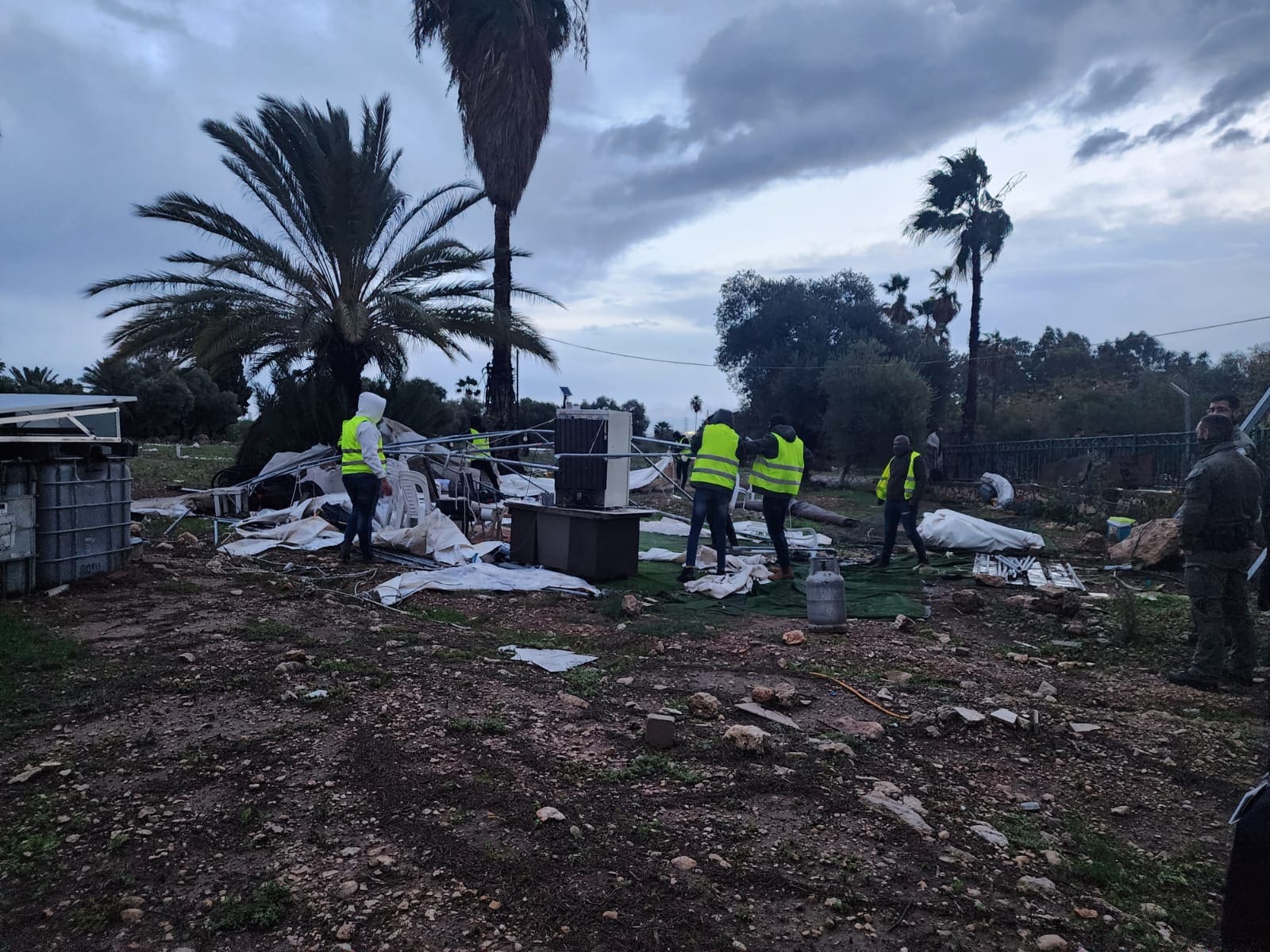 השוטרים הורסים את האוהל סביב הקבר (צילום: אלבום פרטי)