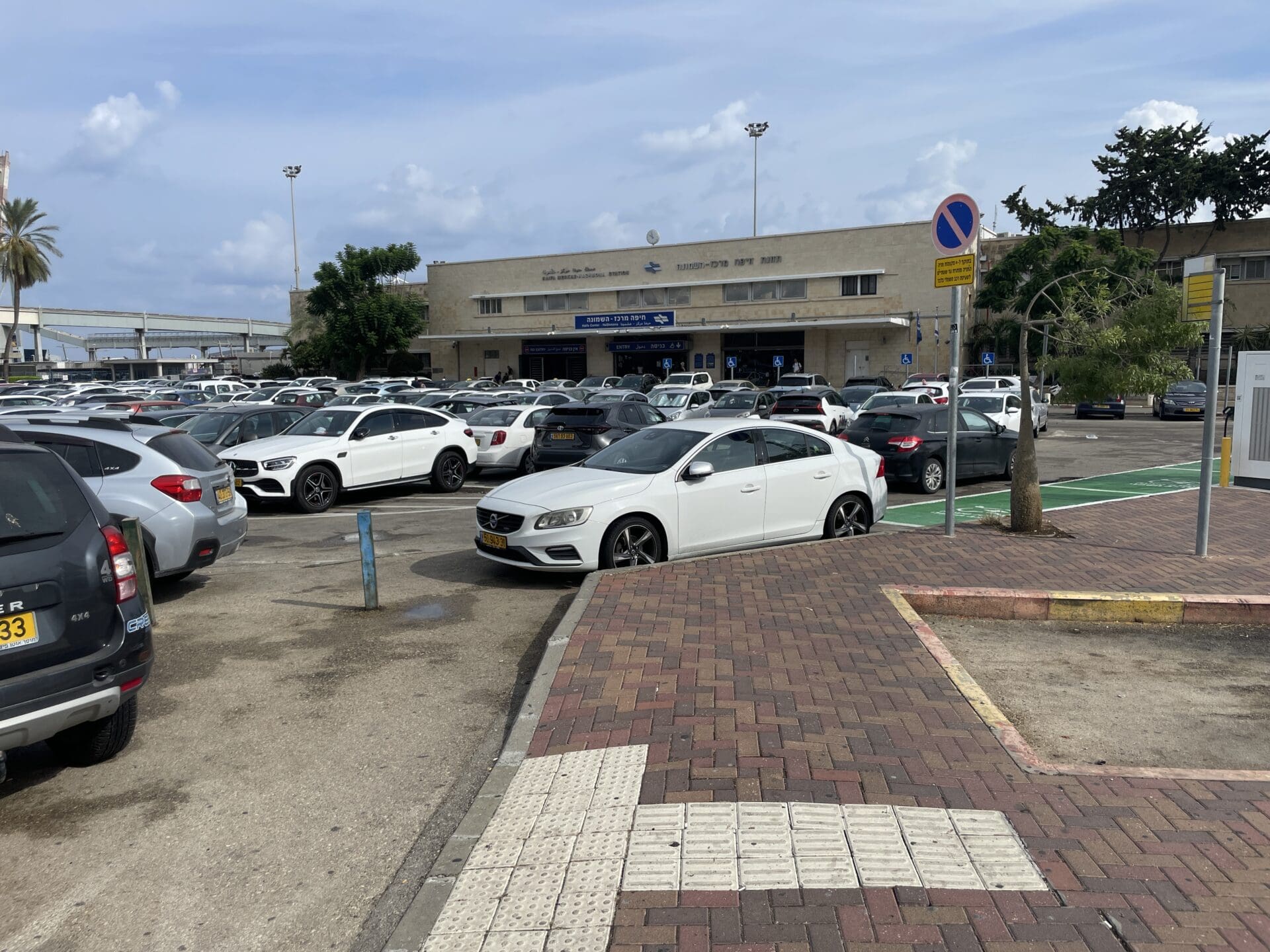 Parking_around_train_station_haifa_central2