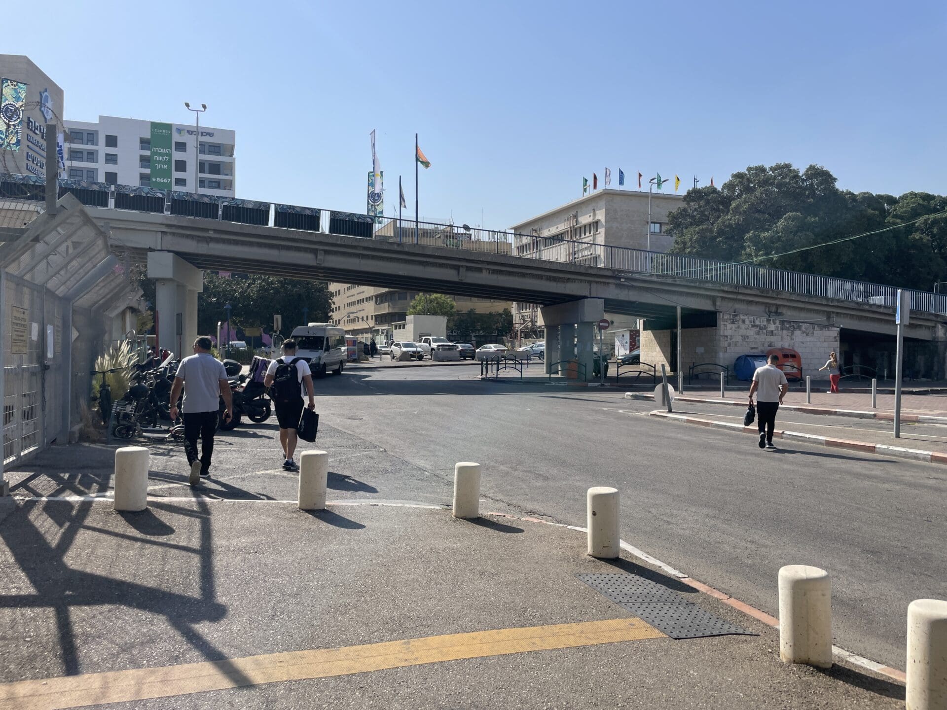 הנוסעים נאלצים ללכת על הכביש בדרך מהרכבת לעיר התחתית (צילום: יונתן גרשון)