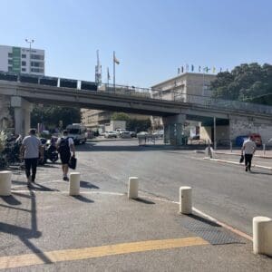 הנוסעים נאלצים ללכת על הכביש בדרך מהרכבת לעיר התחתית (צילום: יונתן גרשון)