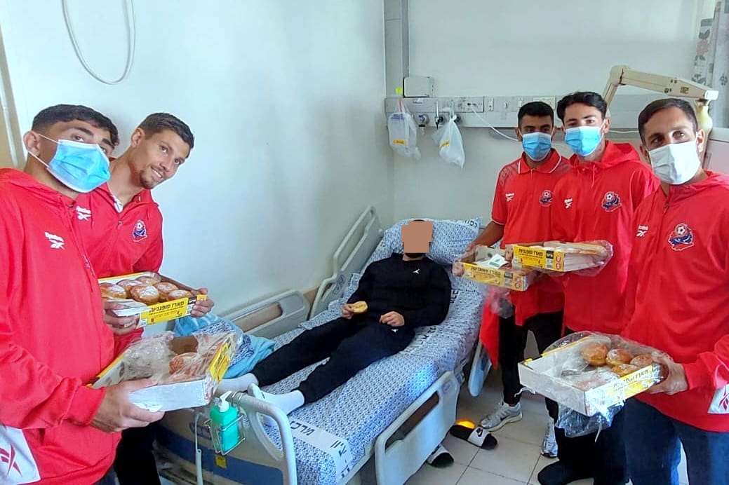 חג החנוכה: שחקני הפועל חיפה ביקרו במחלקות שיקום וילדים בביה"ח "בני ציון" (צילום: דוברות הפועל פנורמה צפון חיפה).