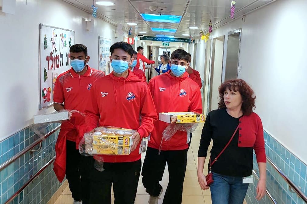 חג החנוכה: שחקני הפועל חיפה ביקרו במחלקות שיקום וילדים בביה