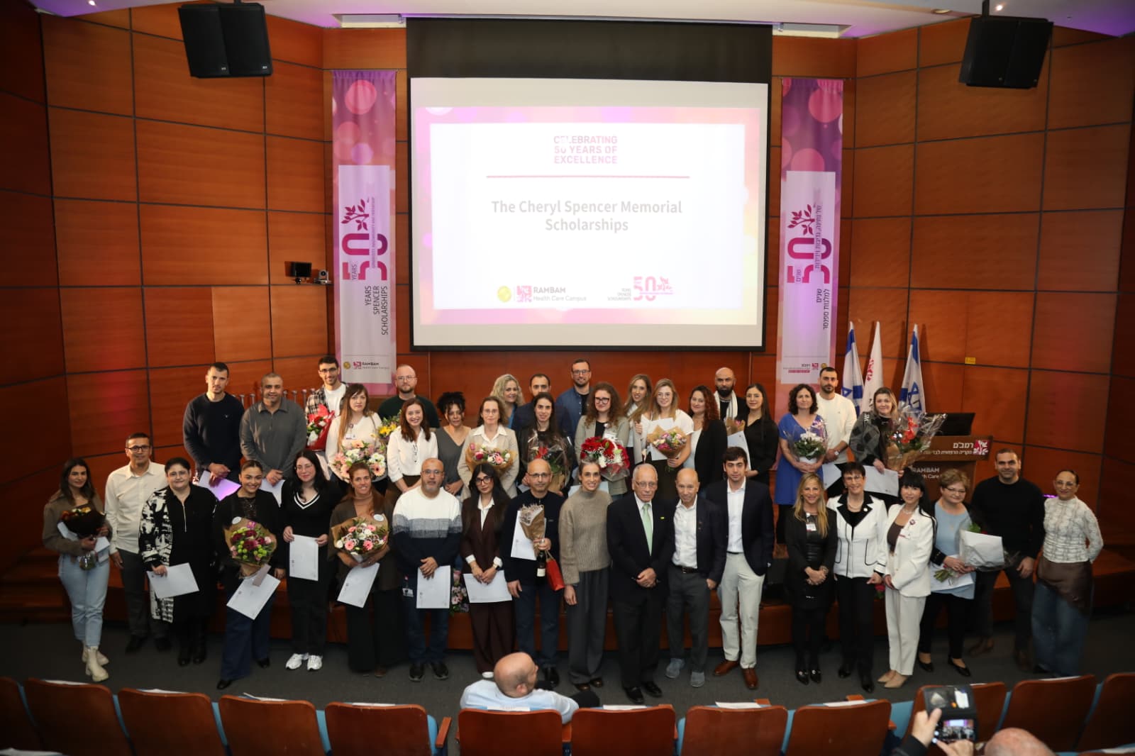 משפחת ספנסר לצד מקבלי המלגות לשנת 2025 (צילום: דוברות רמב