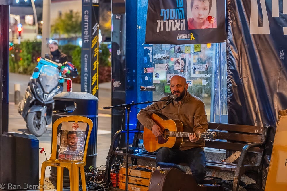 מרגש לחנוכה: הדלקת הנר החמישי לזיכרו של החטוף האחרון רן גואילי ז"ל (צילום: דן דמבו). 