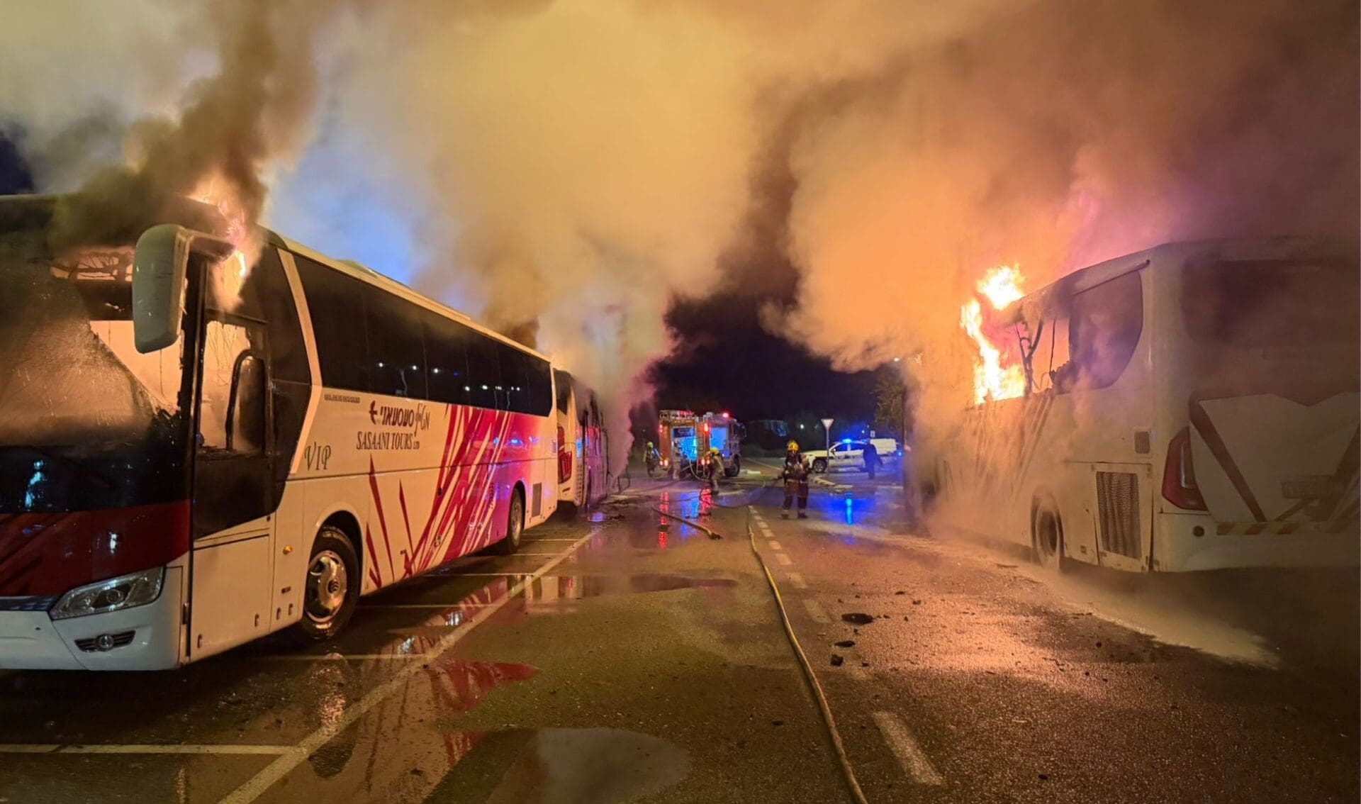 שלושה אוטובוסים נשרפו בחניון של סטופ מרקט יגור (צילום: כבאות והצלה)