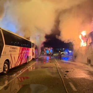 שלושה אוטובוסים נשרפו בחניון של סטופ מרקט יגור (צילום: כבאות והצלה)