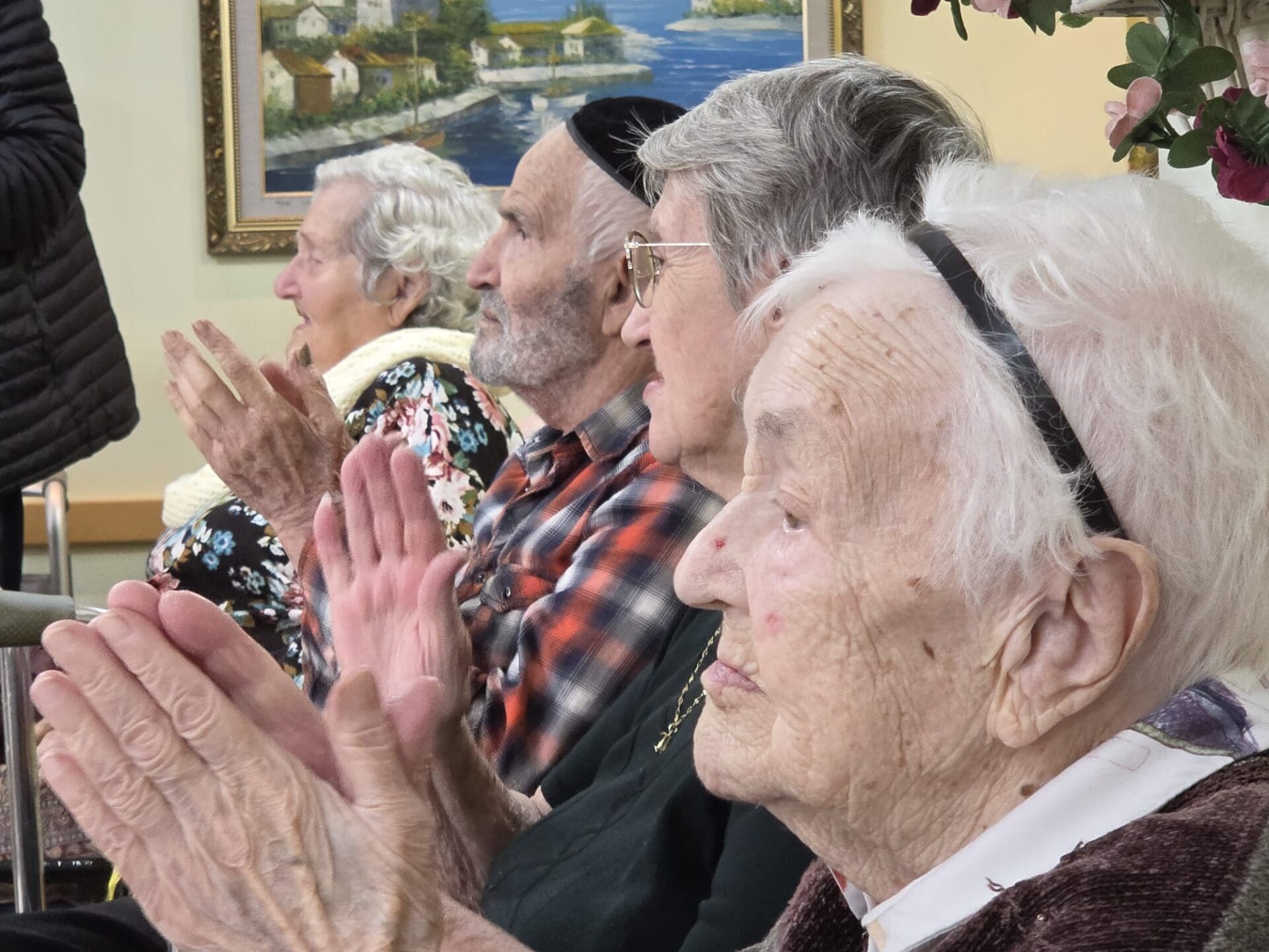 חבריה של רחל בבית האבות הספרדי חולקים לה כבוד עם קבלתה את אות ההגנה ועיטור על"ה (צילום: יעל הורוביץ)