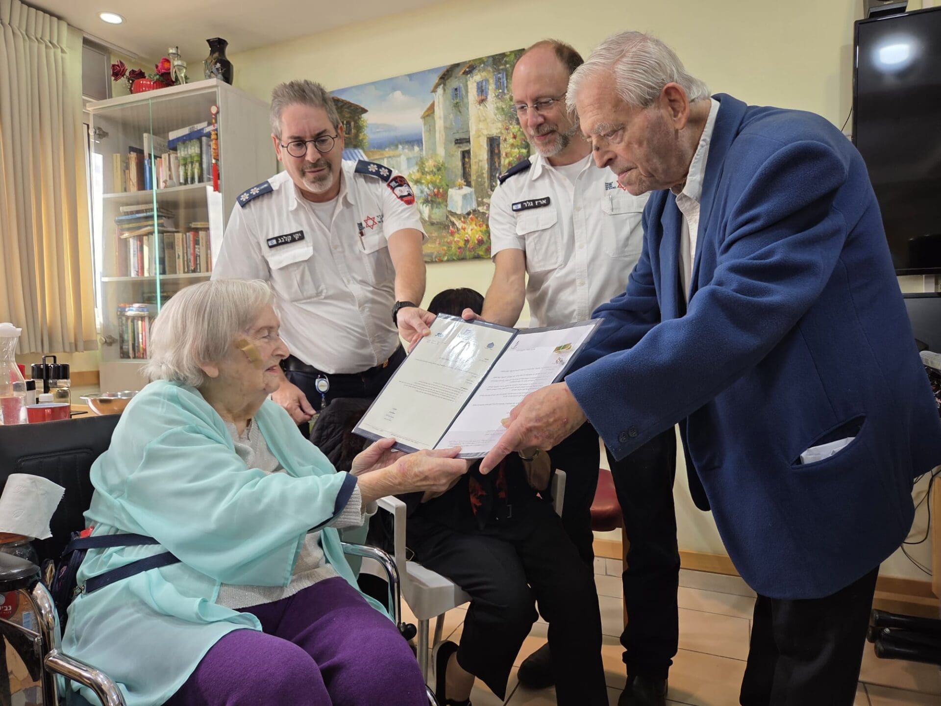 הענקת אות ההגנה ועיטור על"ה לרחל פורת. מימין: יוסי סורביץ, ארז גלר ויקי קלנג (צילום: יעל הורוביץ)