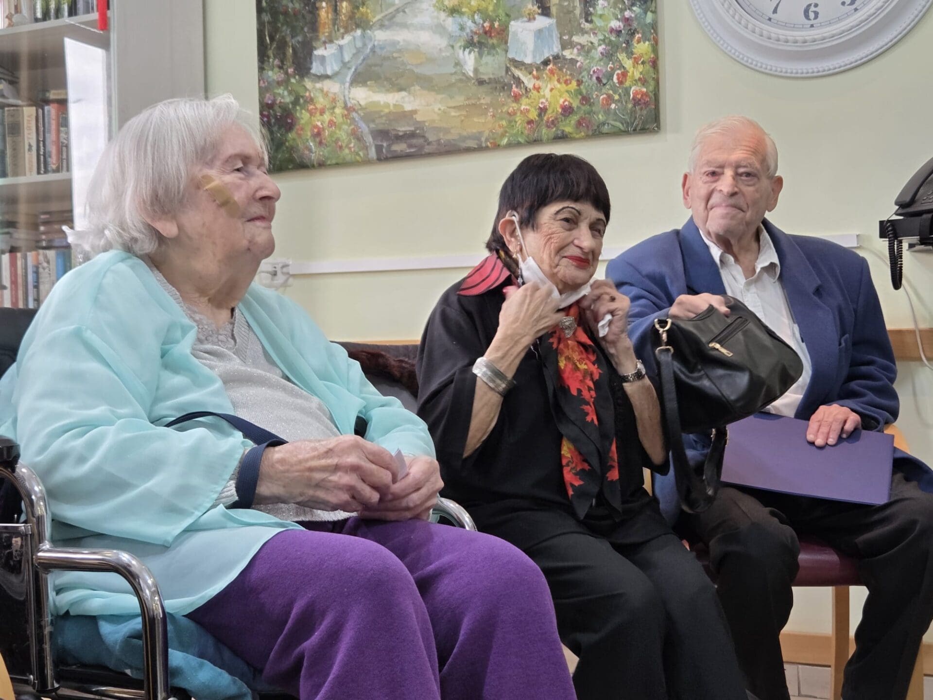 ותיקות ההגנה, רחל פורת (103) ויהודית יחזקאלי(95) עם יוסי סורביץ, מזכיר ארגון ההגנה, בטקס בחיפה (צילום: יעל הורוביץ) 