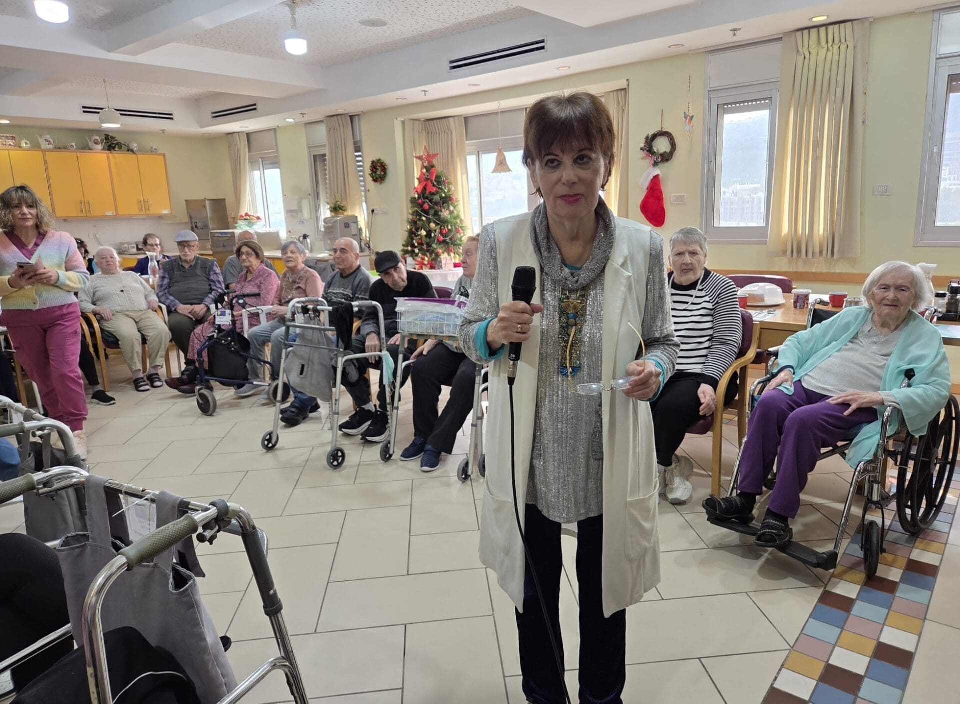 טובה פורת, בתה של רחל בת ה103, בהנחיית האירוע המרגש להענקת אות ההגנה לאימה (מימין) (צילום: יעל הורוביץ)