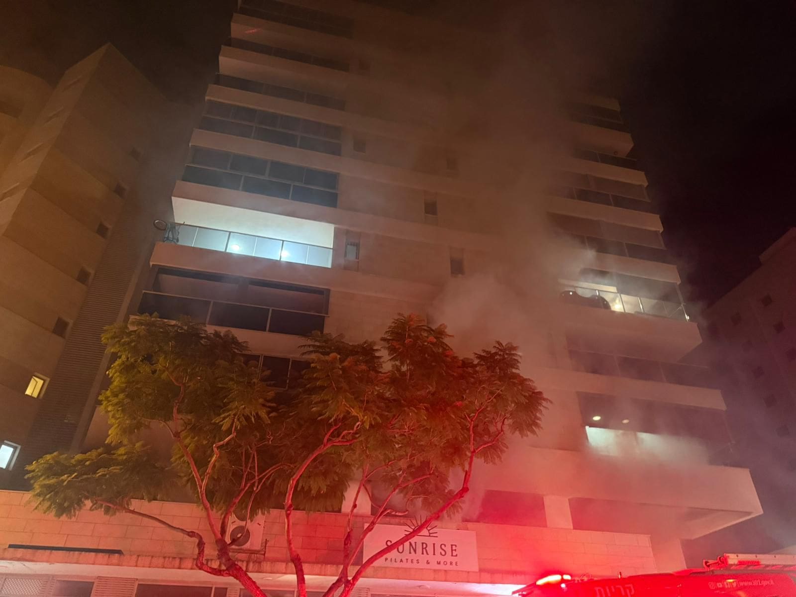 שריפה בחניון מבנה מגורים בקריית אתא (צילום: כבאות והצלה)