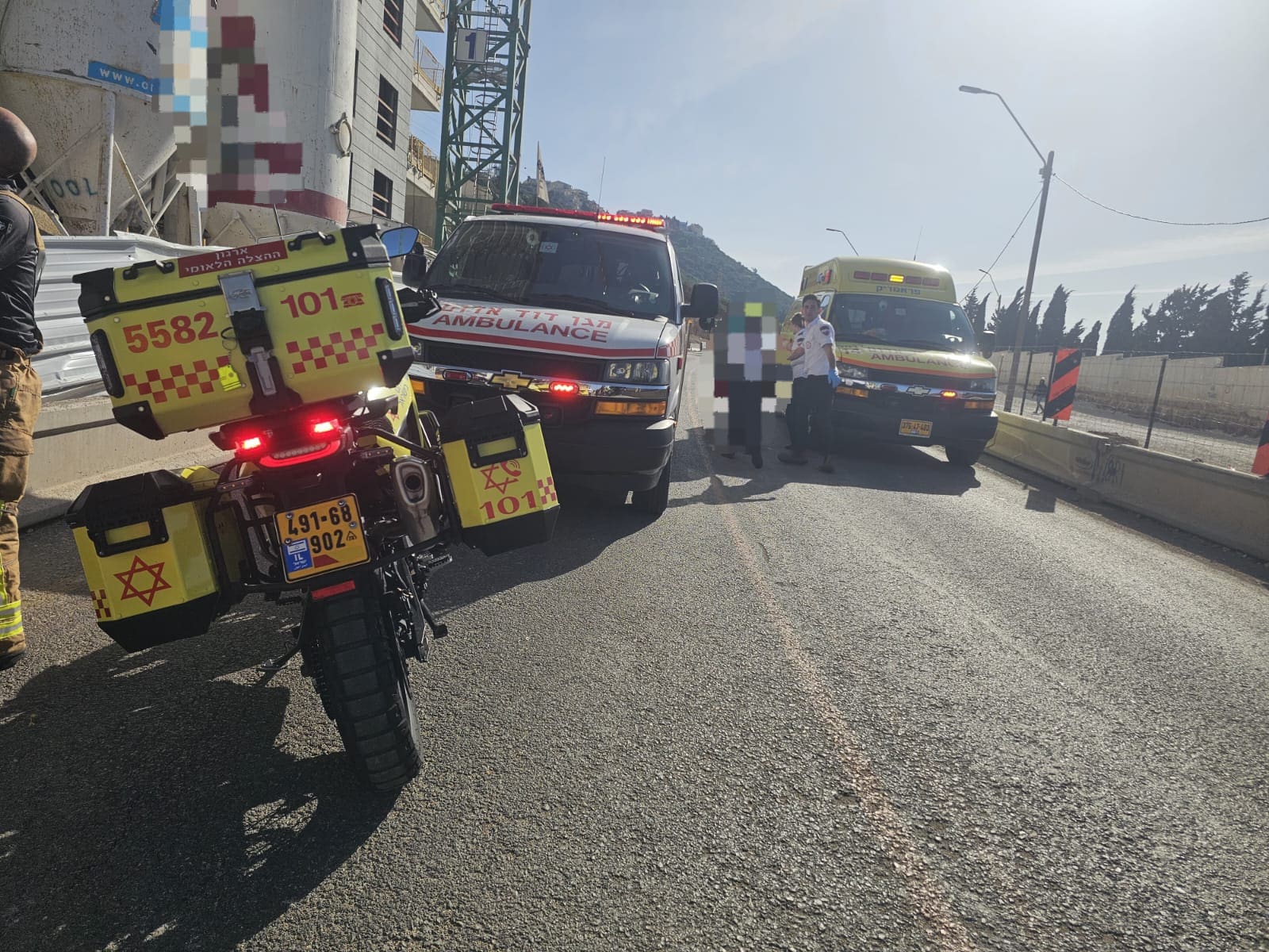 ניידת מד"א במקום אירוע תאונת עבודה (צילום: מד"א)