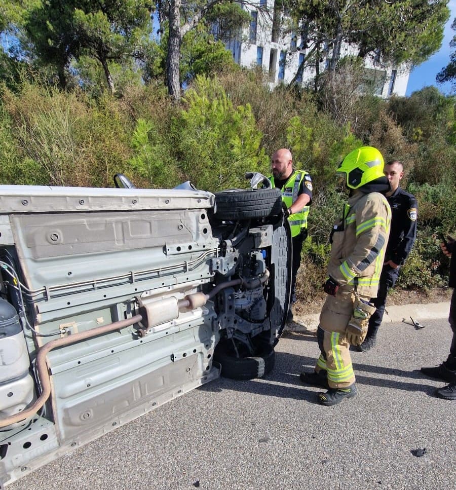 רכב הפוך ליד האוניברסיטה (צילום: כבאות והצלה)