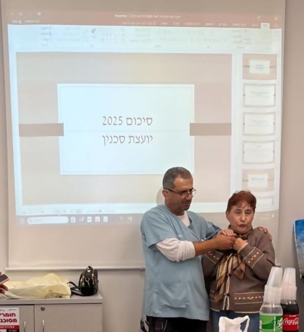 עומר אבו סאלח עם המטופלת שאהין (צילום: כללית)