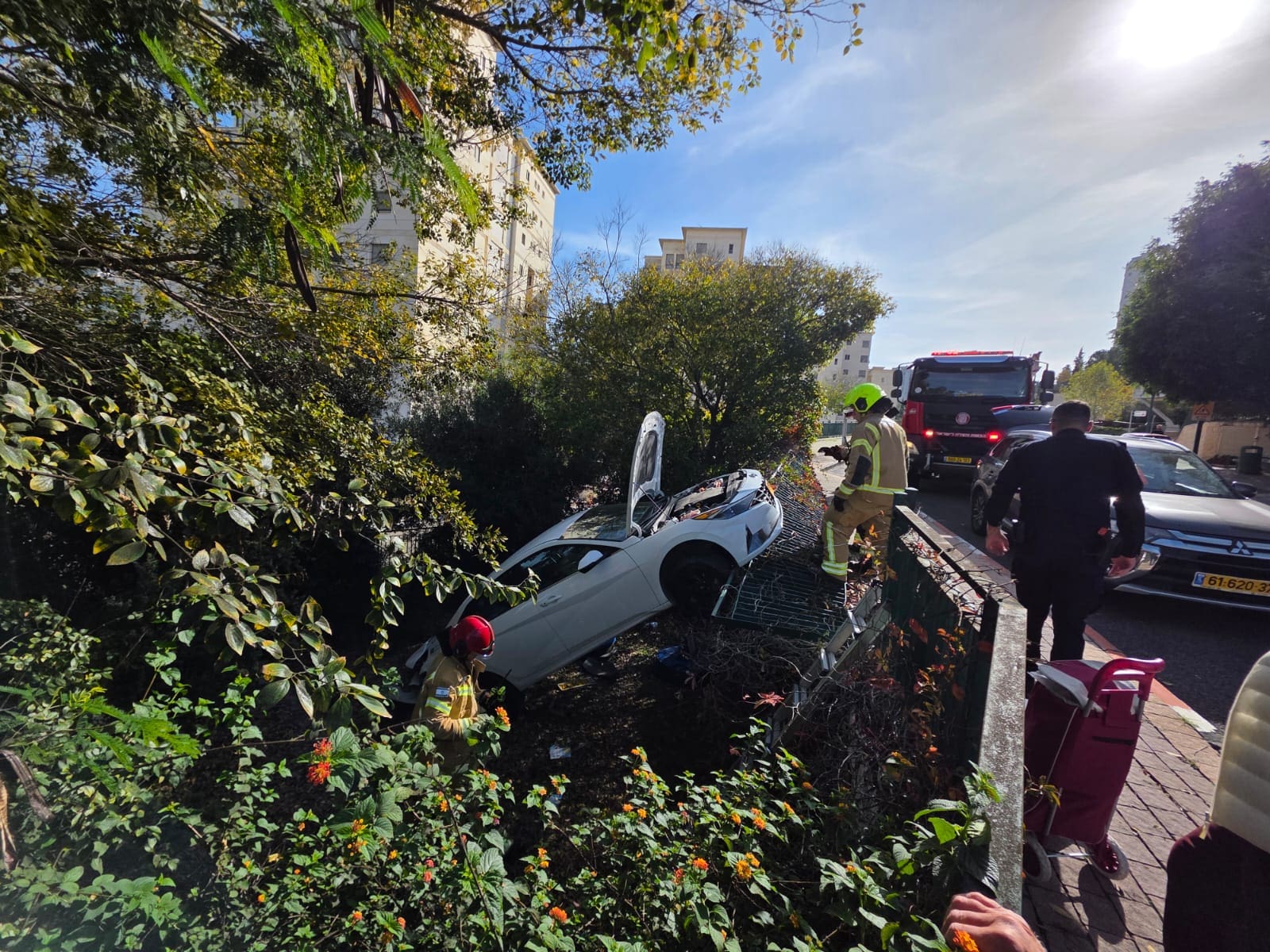 רכב הדרדר אל גינה בחיפה (צילום: איחוד הצלה)