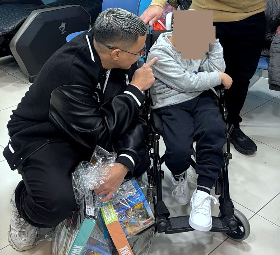 חג החנוכה: מתנדבי "ימין סעד" ו"סטטיק" שימחו את הילדים המאושפזים במח' האונקולוגית ברמב״ם (צילום: דוברות עמותת "ימין סעד").