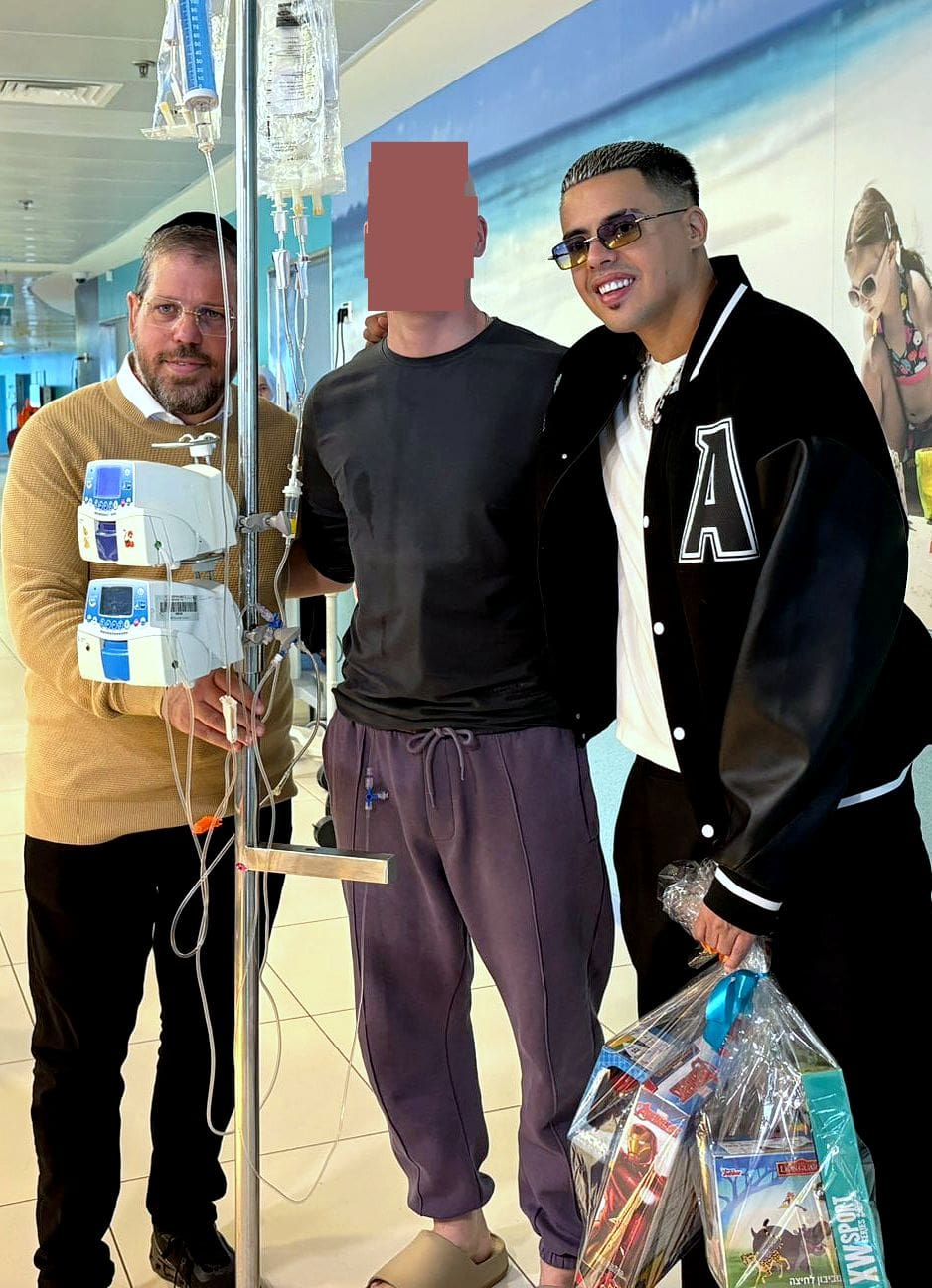 חג החנוכה: מתנדבי "ימין סעד" ו"סטטיק" שימחו את הילדים המאושפזים במח' האונקולוגית ברמב״ם (צילום: דוברות עמותת "ימין סעד").