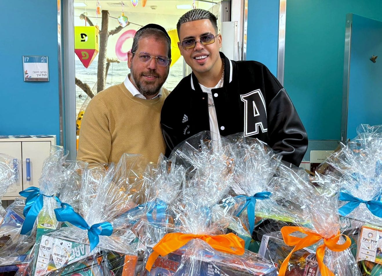 חג החנוכה: מתנדבי "ימין סעד" ו"סטטיק" שימחו את הילדים המאושפזים במח' האונקולוגית ברמב״ם (צילום: דוברות עמותת "ימין סעד").