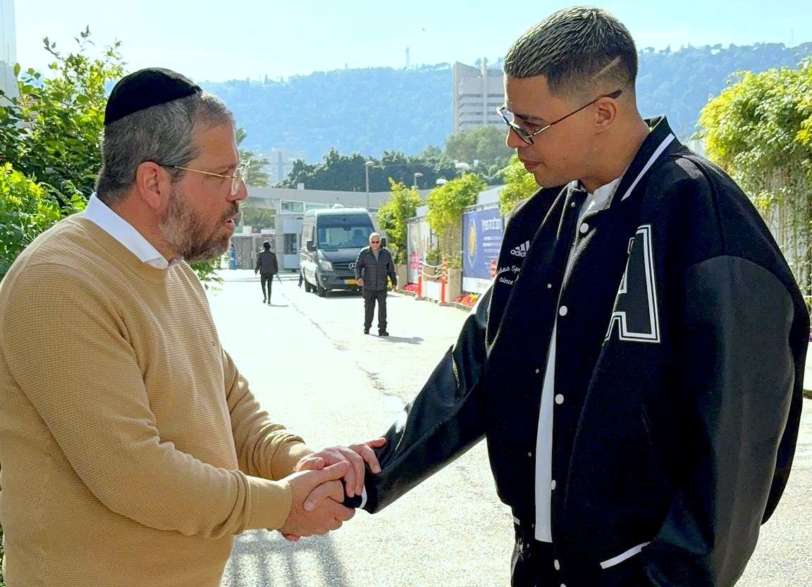 חג החנוכה: מתנדבי "ימין סעד" ו"סטטיק" שימחו את הילדים המאושפזים במח' האונקולוגית ברמב״ם (צילום: דוברות עמותת "ימין סעד").