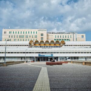 רפואה, השכלה גבוהה, אוניברסיטה, מגדל אשכול, רב תכליתי, אקדמי, לימודים, פקולטה, פקולטות,תואר, סטודנט, רכס הכרמל, הר הכרמל, פארק הכרמל, מפרץ חיפה, מבט פנורמי, קו רקיע, אוסקר נימאייר, ברוטליזם, בטון חשוף, בניין המדרגה, הספרייה המרכזית, מוזיאון הכט, מעונות, רכבלית, מחקר, מעבדות, רב-תרבותיות, תואר ראשון, תואר שני, דוקטורט, חוקרים, מרצים, אקדמיה, למיד