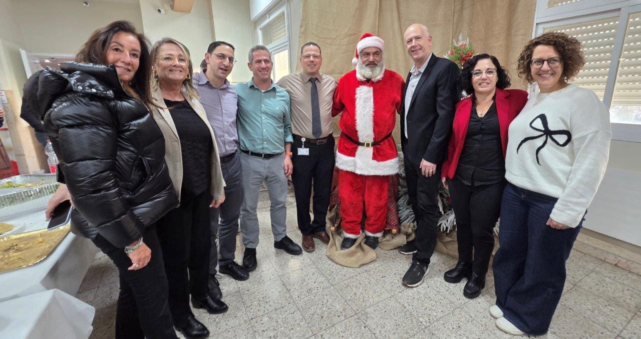 הנהלות כרמל ונצרת עם סנטה קלאוס של בית החולים נצרת (צילום: אלי דדון)
