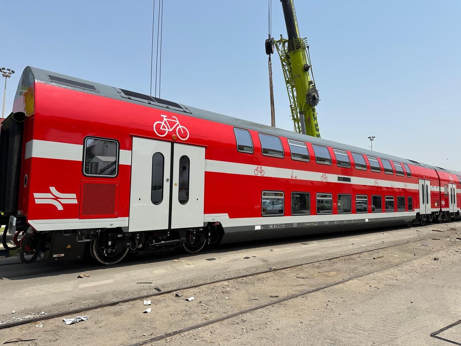 קרונות האופניים החדשים מדגם אלסטום Double deck אדומים (צילום: רכבת ישראל)