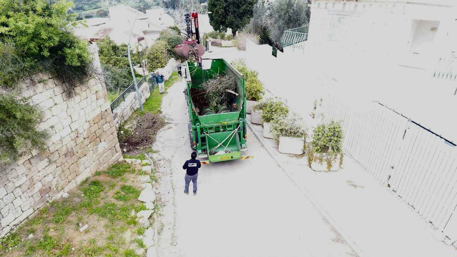 מהפכה סביבתית - איסוף גזם (צילום: חוף הכרמל)