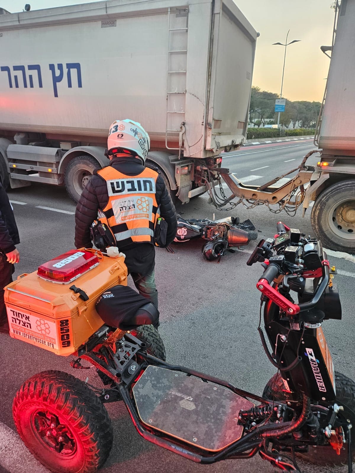תאונת אופנוע ומשאית בקריית אתא (צילום: איחוד הצלה)