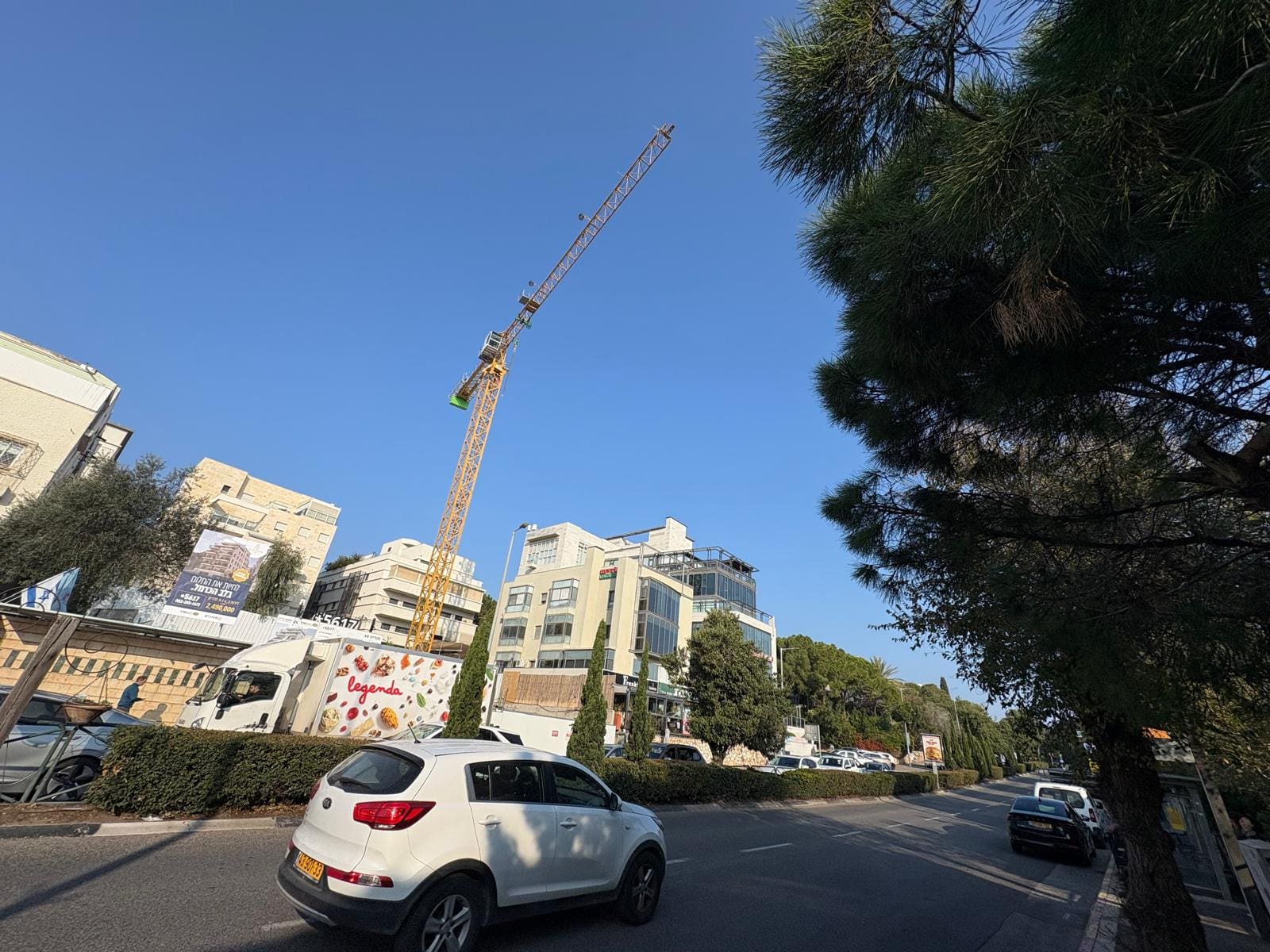 אתר בנייה ברחוב מוריה בכניסה לשכונת כרמליה (צילום: מיכל גרובר)