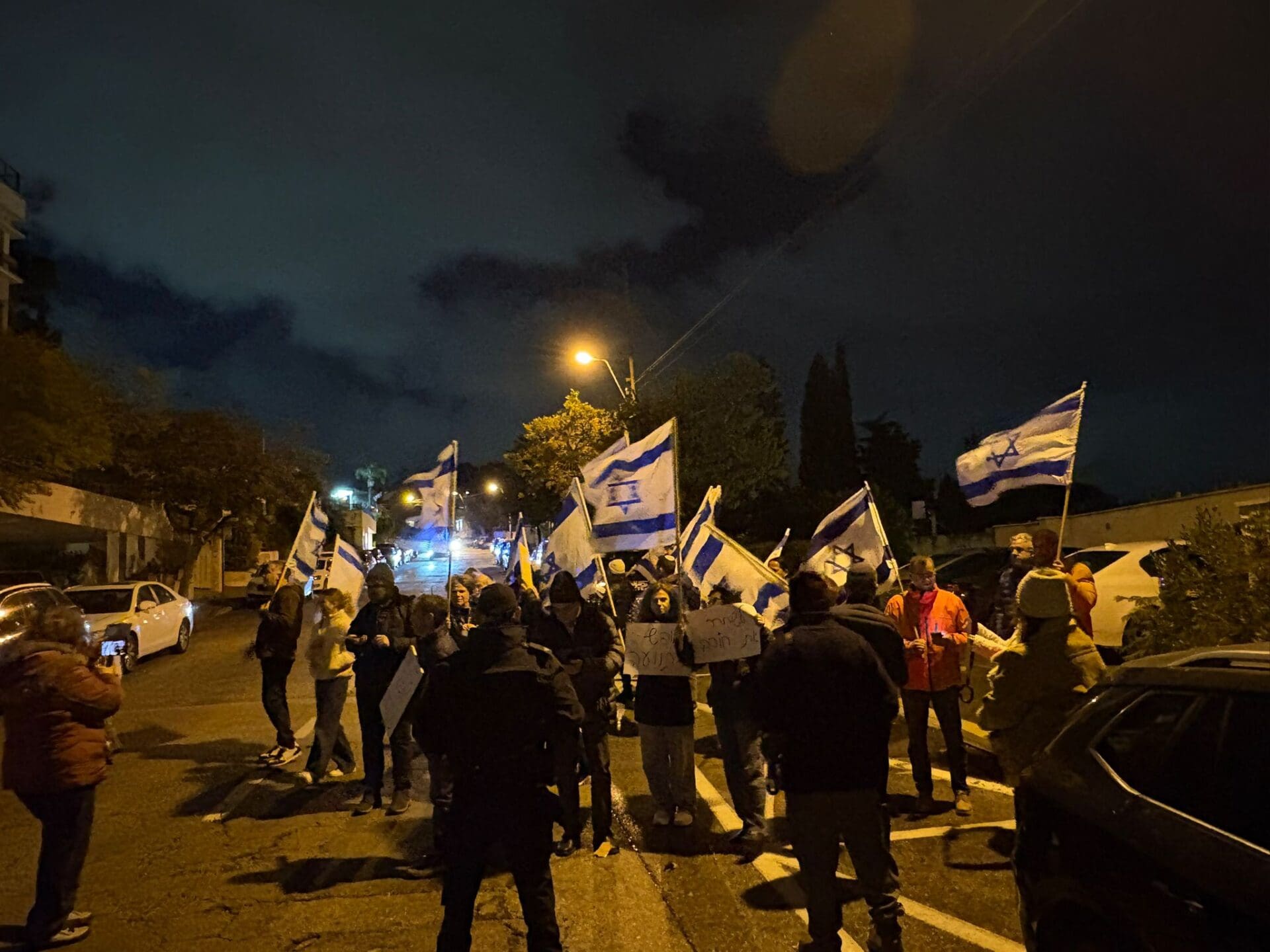 מפגינים ליד ביתו של ראש העיר יונה יהב (צילום: מיכל גרובר)