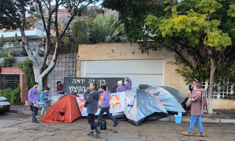 הפגנת "רוב העיר" מול ביתו של יונה יהב (צילום: "רוב העיר")
