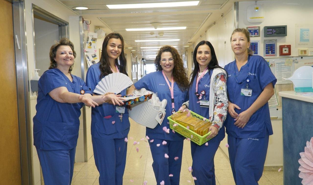 אורית ממן עם צוות אחיות מחלקת יולדות (צילום: מרכז רפואי כרמל)