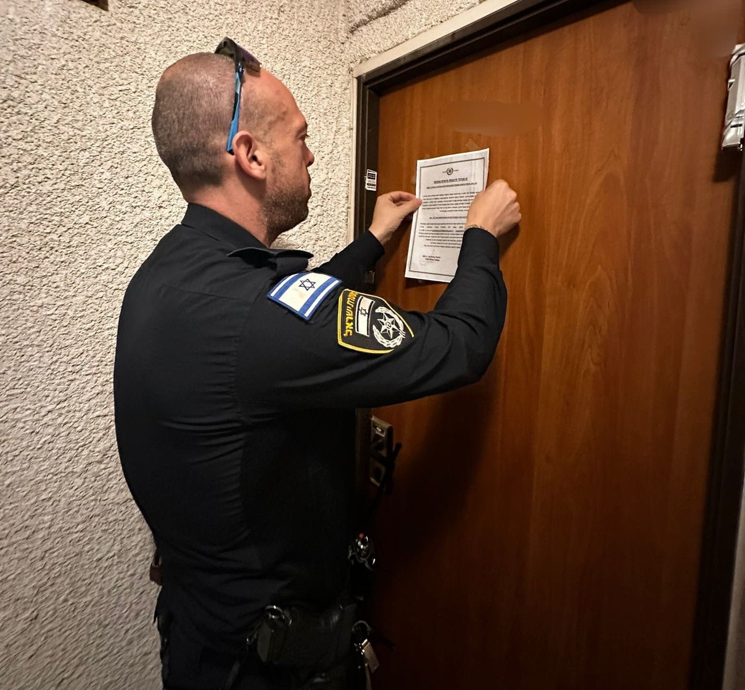 צו סגירה לדירה ששימשה כמעבדת סמים (צילום: משטרת ישראל)
