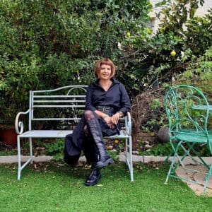 ליזט ממן פוגל – בחצר הגינה, למרגלות עצי הפרי (צילום: רחלי אורבך)