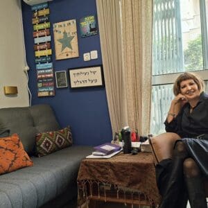 ליזט ממן פוגל – בקליניקה: מטפלת, מאמנת, מרצה ומנחת קבוצות להורים ולמשפחה (צילום: רחלי אורבך)