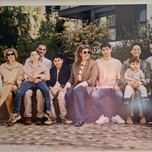 בבית ליזט ממן פוגל – על הקיר תמונה משפחתית – עם משפ' ילדיה ונכדיה (צילום: רחלי אורבך)