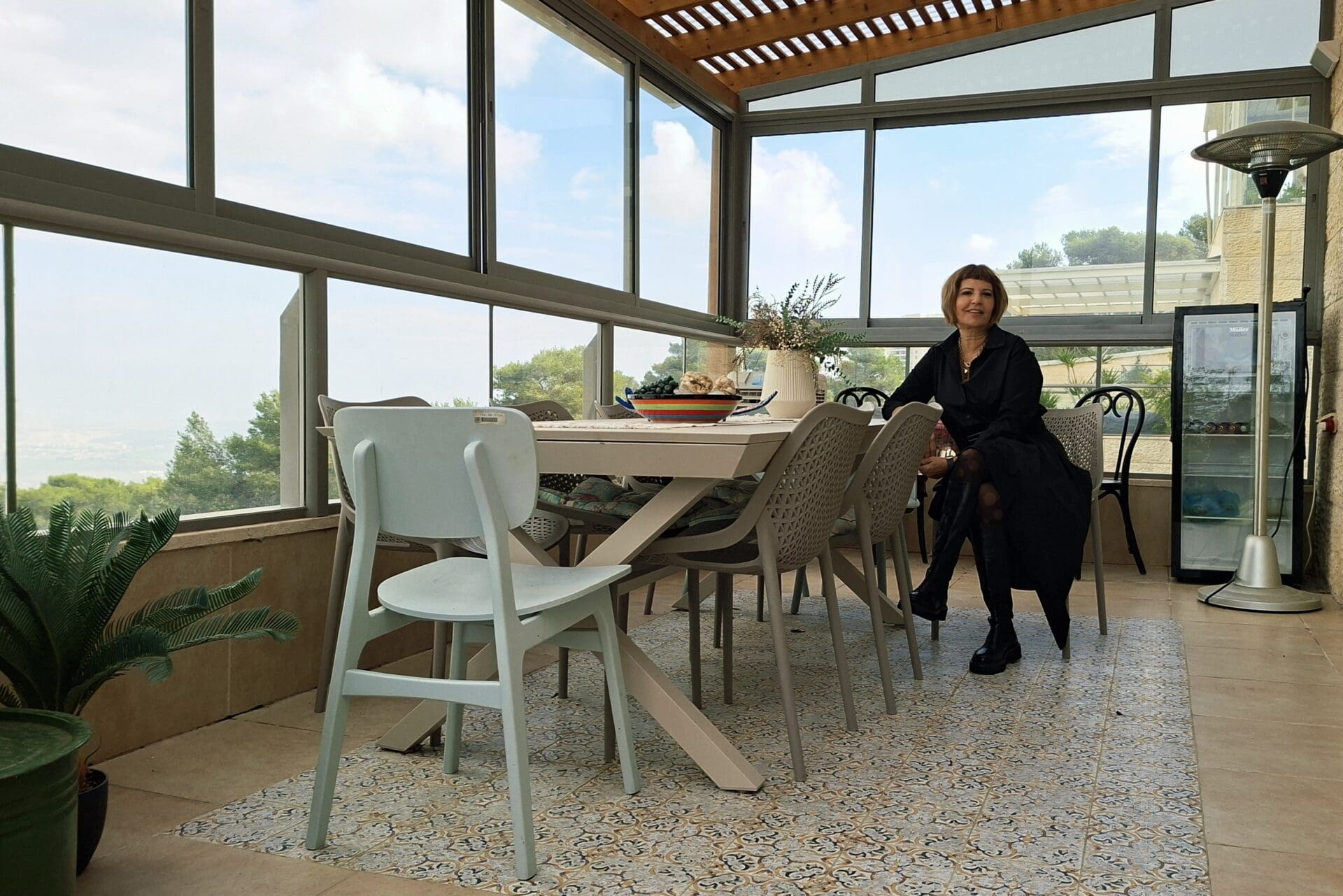 ליזט ממן פוגל - בפינת האוכל אשר במרפסת המקורה (צילום: רחלי אורבך)