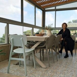 ליזט ממן פוגל – בפינת האוכל אשר במרפסת המקורה (צילום: רחלי אורבך)