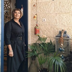 ליזט ממן פוגל – בפתח מעונה: דלת כחולה ופרטי נוי (צילום: רחלי אורבך)