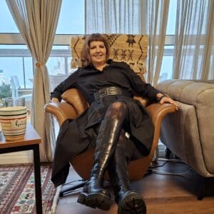 ליזט ממן פוגל – במיקום המועדף: בכורסת העור מתוצרת נטוצ’י האיטלקית (צילום: רחלי אורבך)
