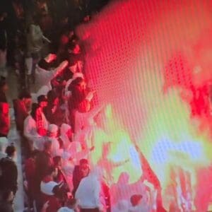 התפרעות אוהדים – אבוקות ביציע בחיפה (צילום: משטרת ישראל)