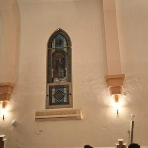 כנסיית סנט ג'ון, חיפה – החלונות בסימן התחייה הגותית (צילום: רחלי אורבך)