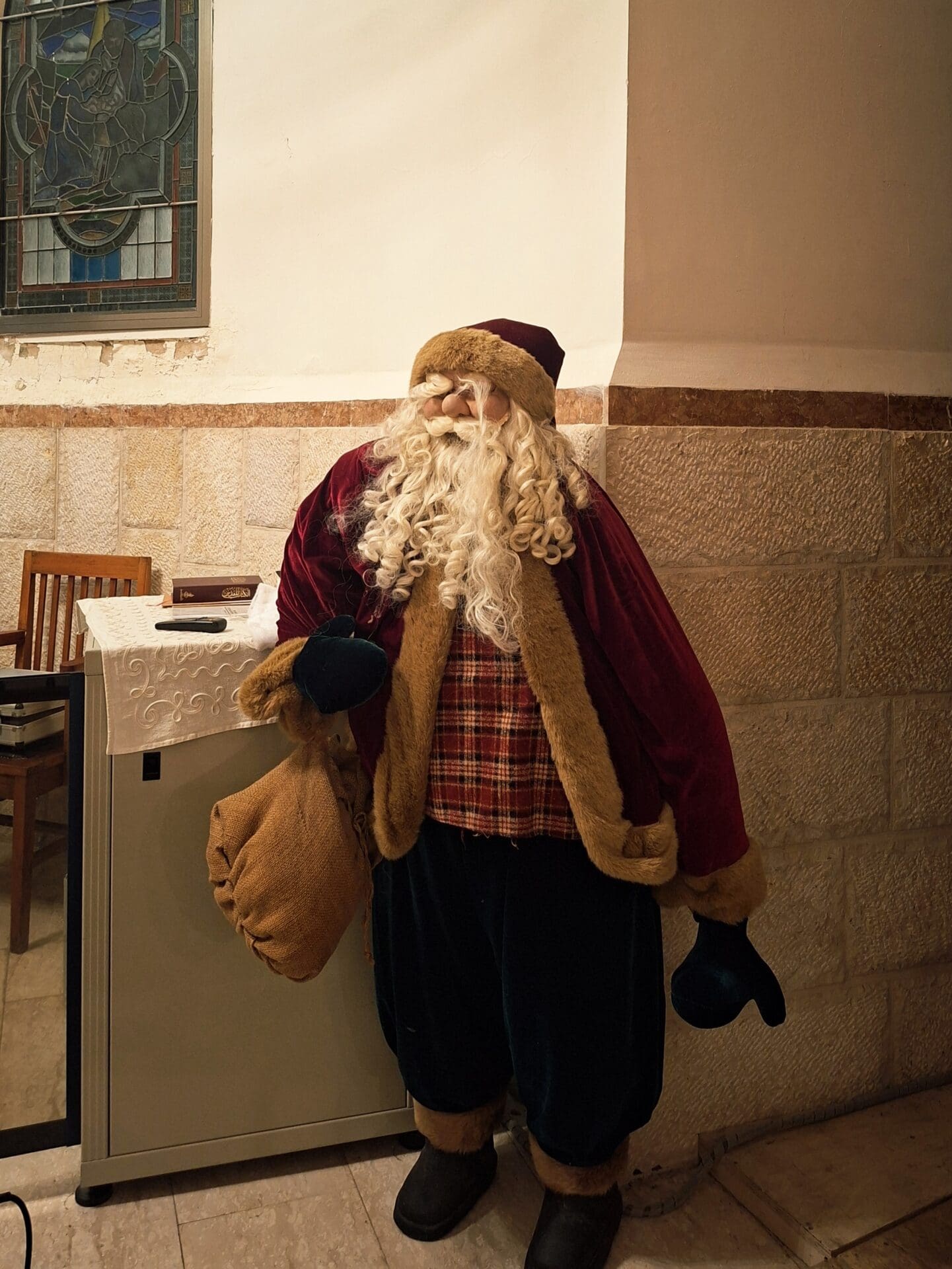 כנסיית סנט ג'ון, חיפה - בובת "סנטה קלאוס" כחלק מקישוטי חג המולד (צילום: רחלי אורבך)