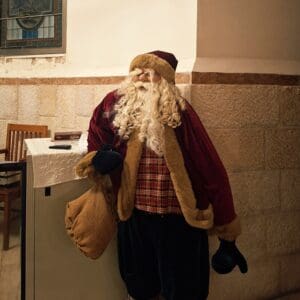 כנסיית סנט ג'ון, חיפה – בובת "סנטה קלאוס" כחלק מקישוטי חג המולד (צילום: רחלי אורבך)