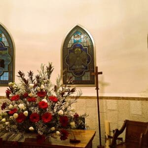 כנסיית סנט ג'ון, חיפה – חלונות הכנסייה וזר הפרחים החגיגי (צילום: רחלי אורבך)