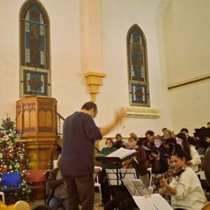 מקהלת גתית שרה בכנסיית סנט ג'ון, חיפה – בעת החזרה לקונצרט (צילום: רחלי אורבך)