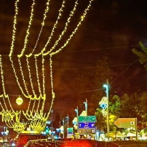 "אורות חג החגים" בחיפה – במושבה הגרמנית – האור שוטף את הרחובות בקישוטים מנצנצים (צילום: רחלי אורבך)